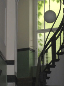 treppe wandmalerei sockel lasur